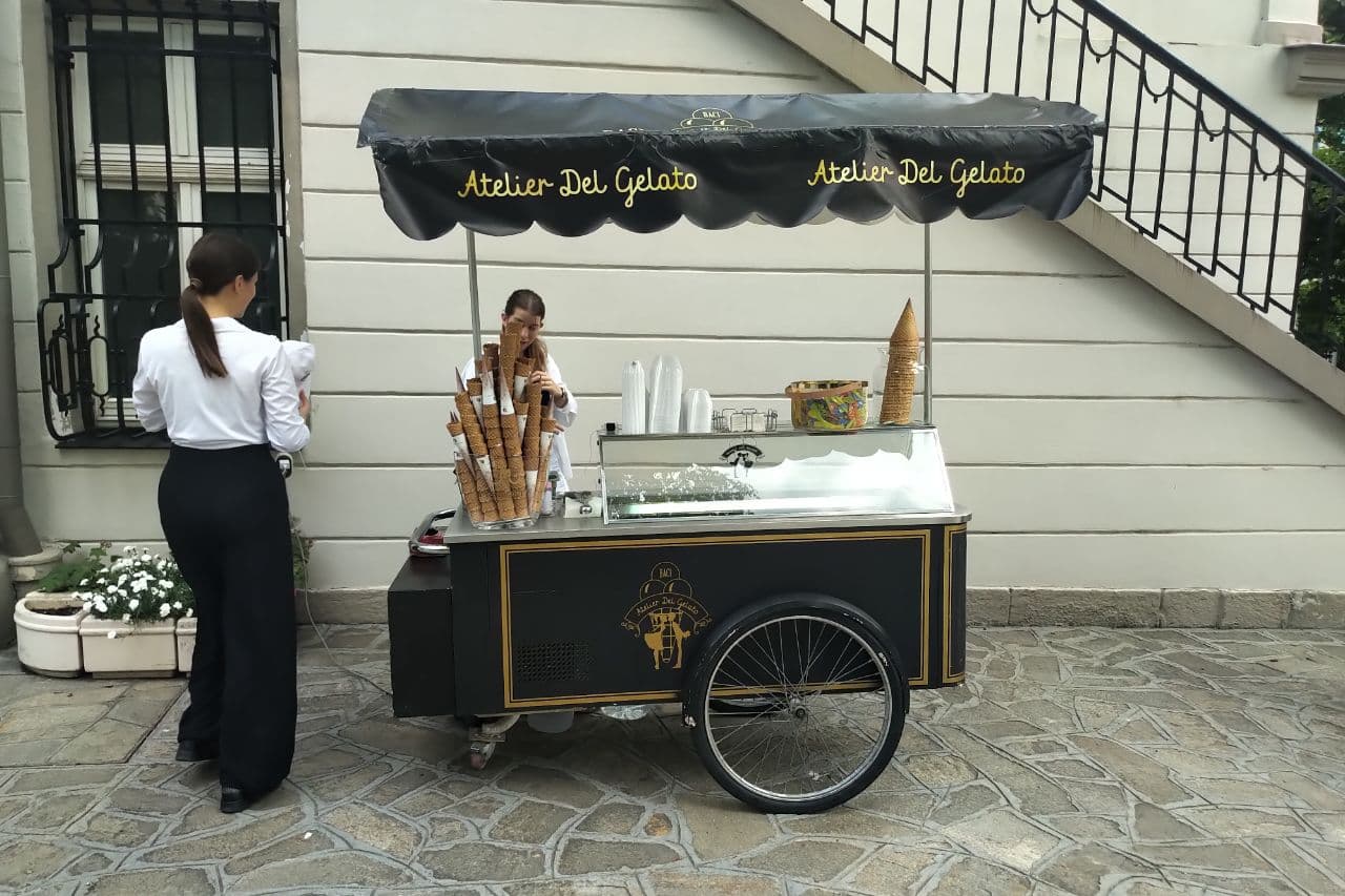 Atelier Del Gelato cart with staff serving at an outdoor event